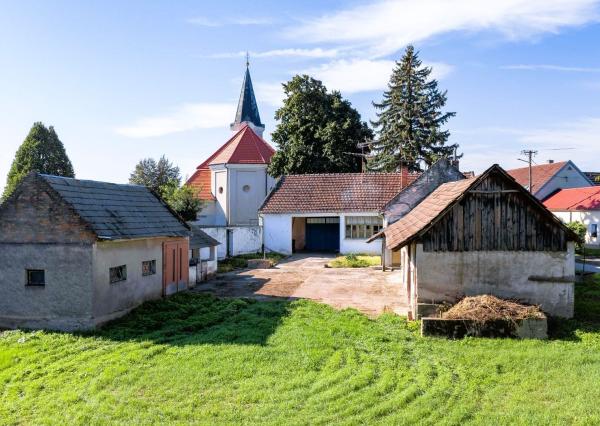 Samostatne stojaci rodinný dom s pozemkom 897m2