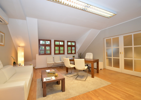 Krásne priestory priamo na Radničnom námestí. Dostatok parkovacích možností. TOP