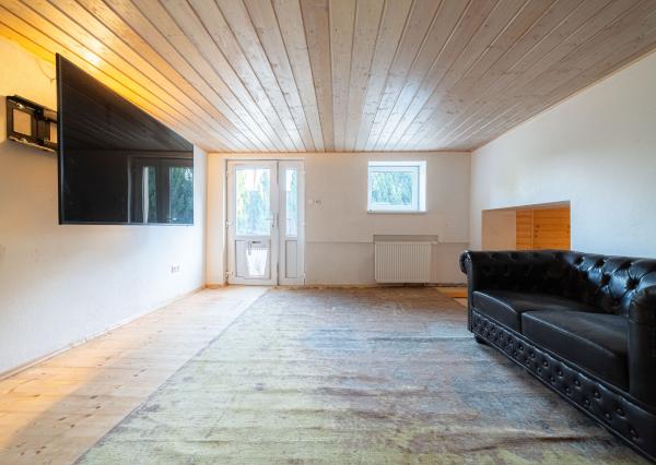 Veľký rodinný dom s pivnicou a altánkom. Super cena.