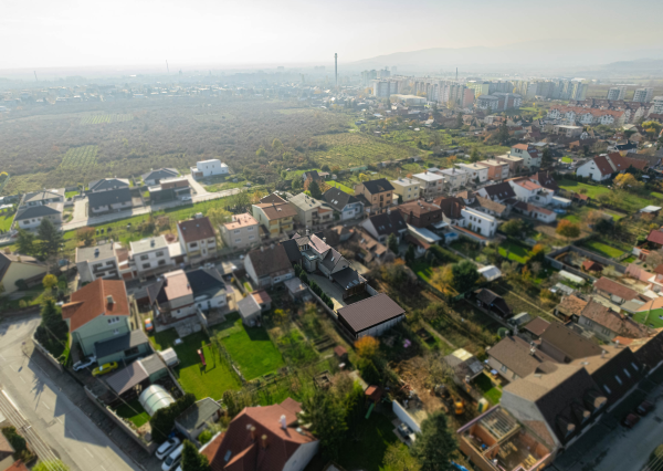 Veľký rodinný dom s pivnicou a altánkom. Super cena.