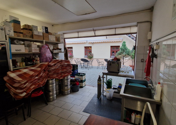 Prenájom kaviarne v centre s 120m2 terasou a garážou. TOP PONUKA