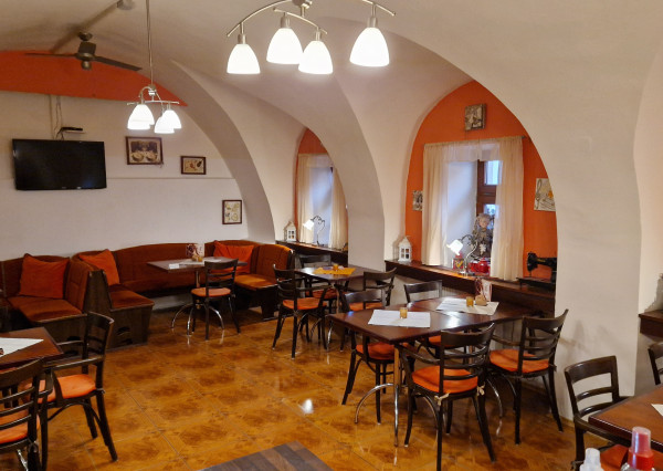 Prenájom kaviarne v centre s 120m2 terasou a garážou. TOP PONUKA