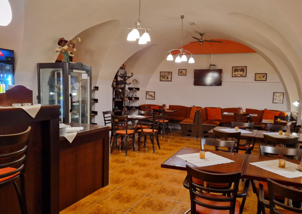 Prenájom kaviarne v centre s 120m2 terasou a garážou. TOP PONUKA