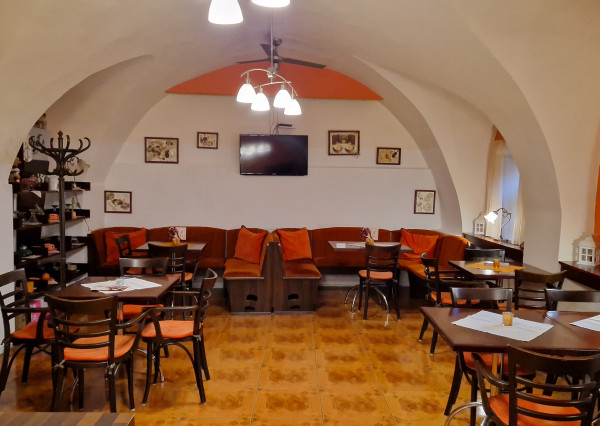 Prenájom kaviarne v centre s 120m2 terasou a garážou. TOP PONUKA