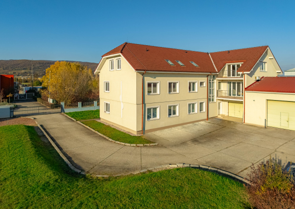 Celá budova kúsok od KJG. Veľké parkovisko. Možnosť bývania.