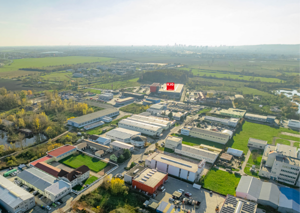 Celá budova kúsok od KJG. Veľké parkovisko. Možnosť bývania.