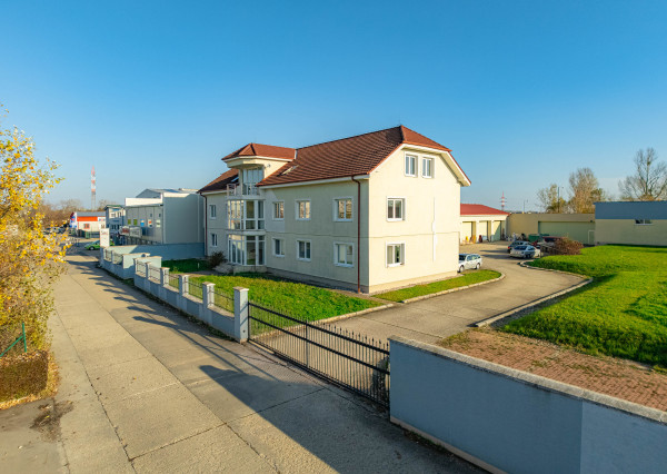 Celá budova kúsok od KJG. Veľké parkovisko. Možnosť bývania.