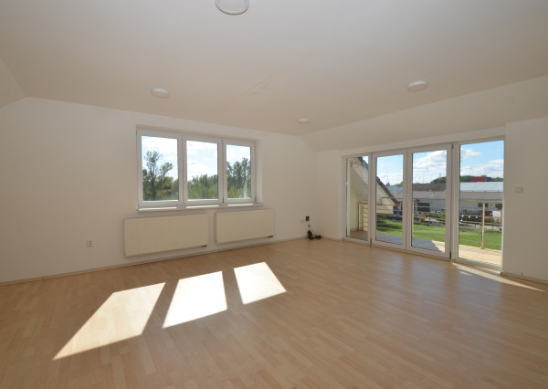 Celá budova kúsok od KJG. Veľké parkovisko. Možnosť bývania.