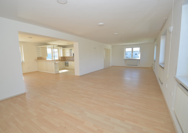 Celá budova kúsok od KJG. Veľké parkovisko. Možnosť bývania.