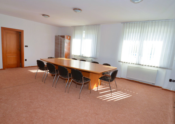 Celá budova kúsok od KJG. Veľké parkovisko. Možnosť bývania.