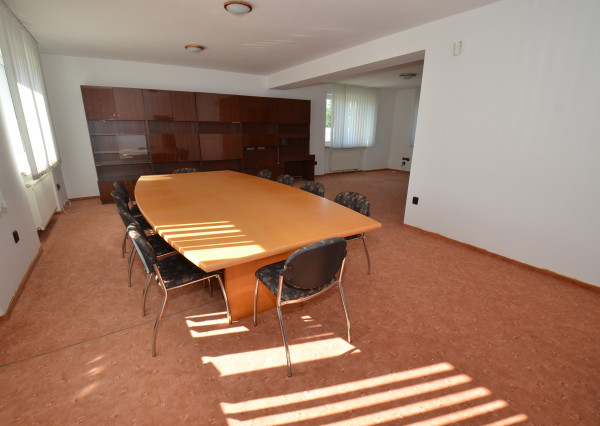 Celá budova kúsok od KJG. Veľké parkovisko. Možnosť bývania.