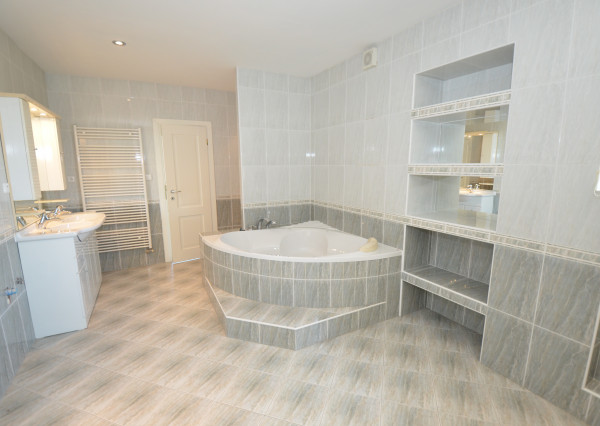 Celá budova kúsok od KJG. Veľké parkovisko. Možnosť bývania.