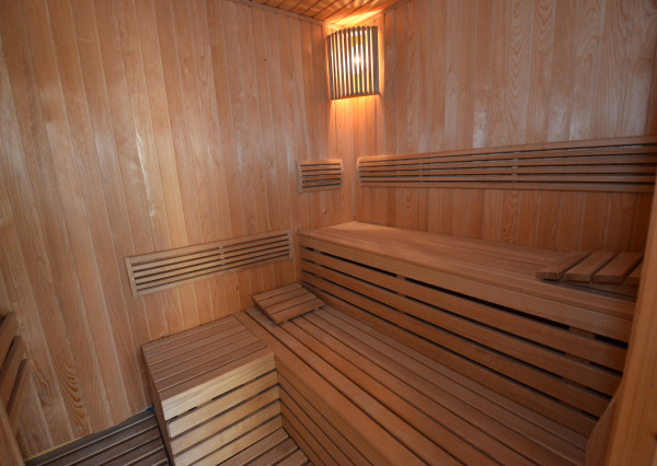 Celá budova kúsok od KJG. Veľké parkovisko. Možnosť bývania.