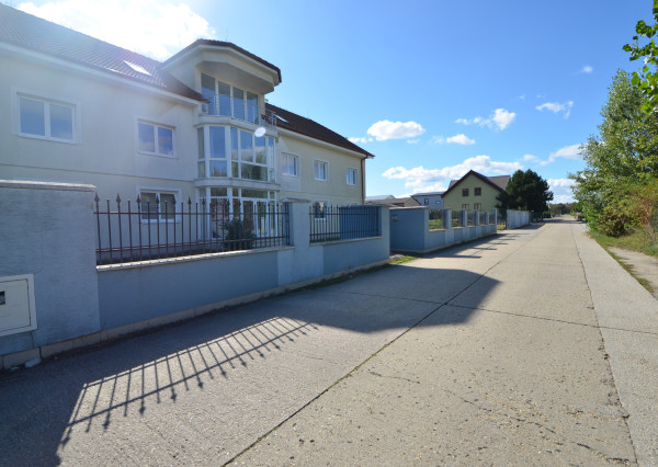 Celá budova kúsok od KJG. Veľké parkovisko. Možnosť bývania.