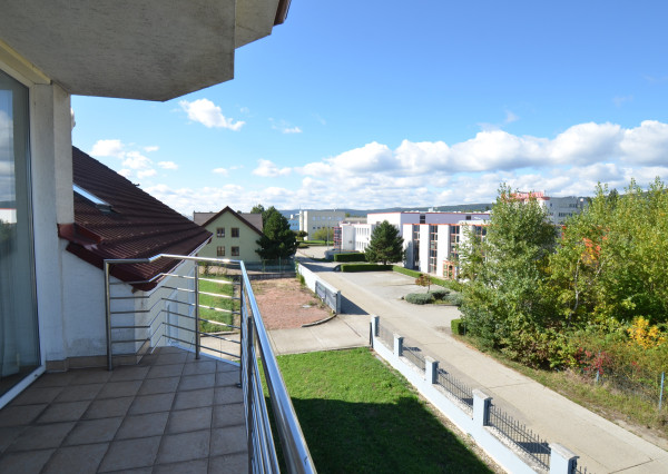 Celá budova kúsok od KJG. Veľké parkovisko. Možnosť bývania.