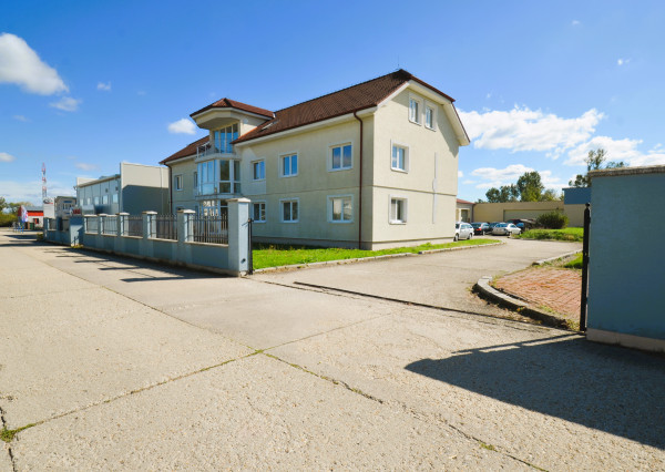 Celá budova kúsok od KJG. Veľké parkovisko. Možnosť bývania.