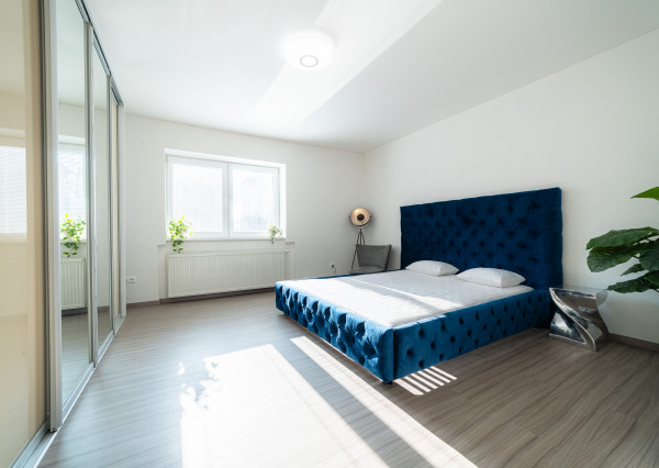 Veľký rodinný dom s pivnicou a altánkom. Oplatí sa vidieť.