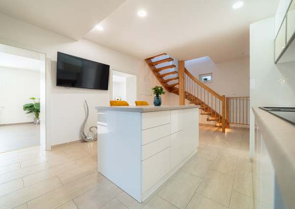 Veľký rodinný dom s pivnicou a altánkom. Oplatí sa vidieť.