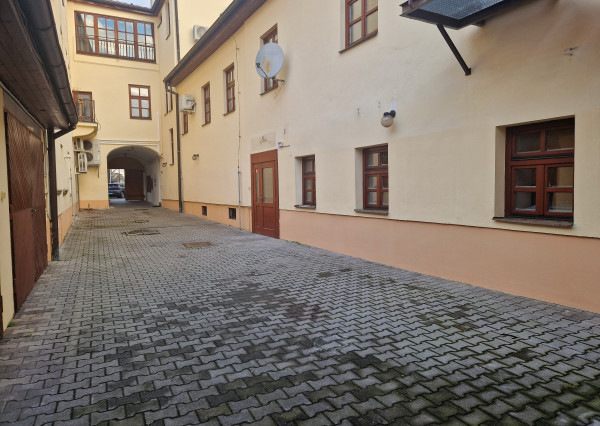 Obchodné priestory v centre s dvorom 120m2 a garážou. TOP PONUKA