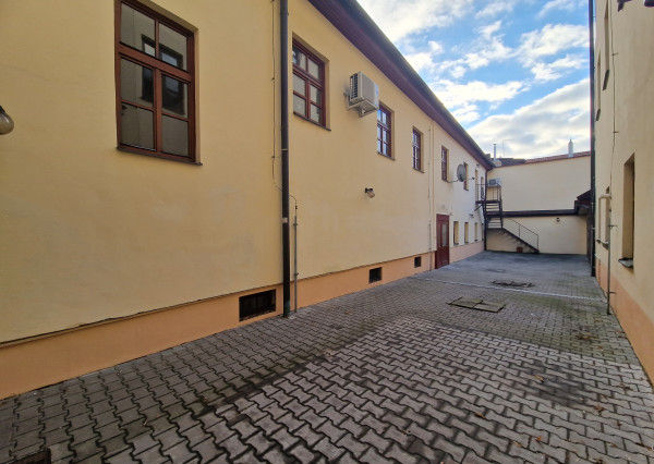 Obchodné priestory v centre s dvorom 120m2 a garážou. TOP PONUKA