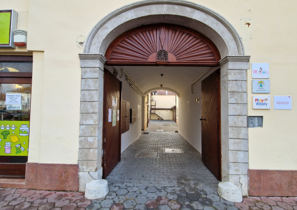 Komerčné priestory v centre s dvorom 120m2 a garážou. TOP PONUKA