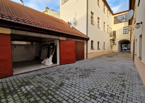 Komerčné priestory v centre s dvorom 120m2 a garážou. TOP PONUKA