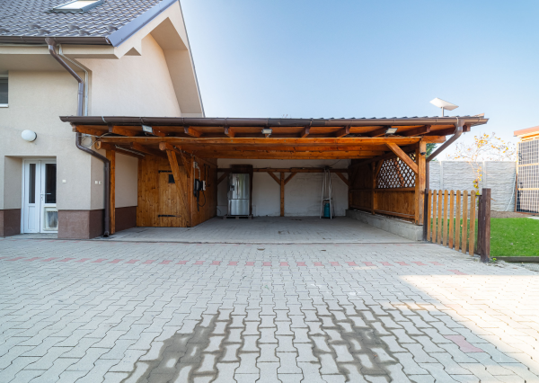 6-izb. Veľký rodinný dom s pivnicou a altánkom. Oplatí sa vidieť.