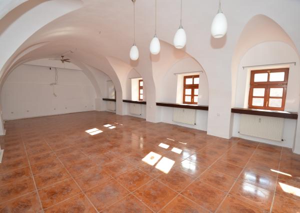 Jedinečná ponuka v úplnom centre s terasou 120m2 a garážou.