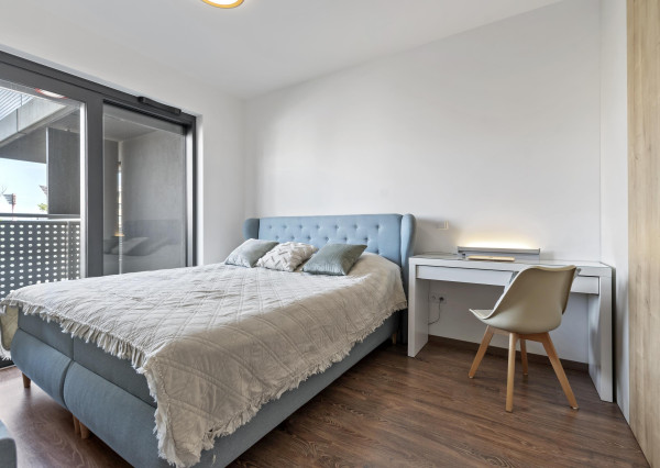 Štýlový 2-izb. byt v Tehelnom poli – 2 balkóny, parkovanie, pivnica v CENE