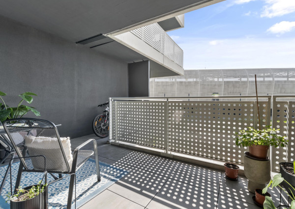 Štýlový 2-izb. byt v Tehelnom poli – 2 balkóny, parkovanie, pivnica v CENE