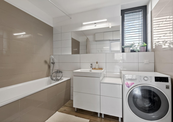 Štýlový 2-izb. byt v Tehelnom poli – 2 balkóny, parkovanie, pivnica v CENE