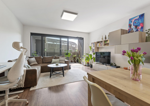 Štýlový 2-izb. byt v Tehelnom poli – 2 balkóny, parkovanie, pivnica v CENE