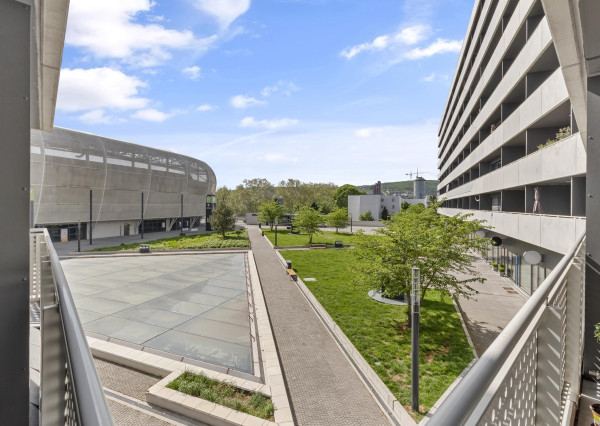 Štýlový 2-izb. byt v Tehelnom poli – 2 balkóny, parkovanie, pivnica v CENE