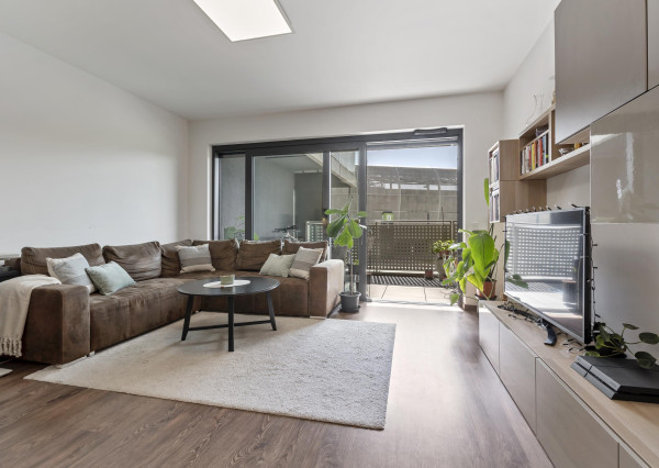 Štýlový 2-izb. byt v Tehelnom poli – 2 balkóny, parkovanie, pivnica v CENE