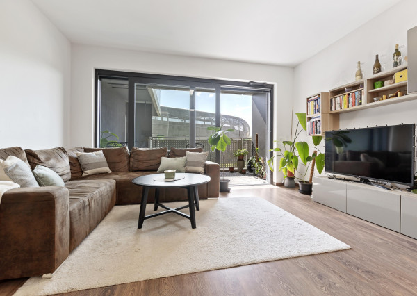 Štýlový 2-izb. byt v Tehelnom poli – 2 balkóny, parkovanie, pivnica v CENE