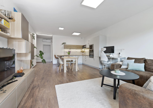 Štýlový 2-izb. byt v Tehelnom poli – 2 balkóny, parkovanie, pivnica v CENE