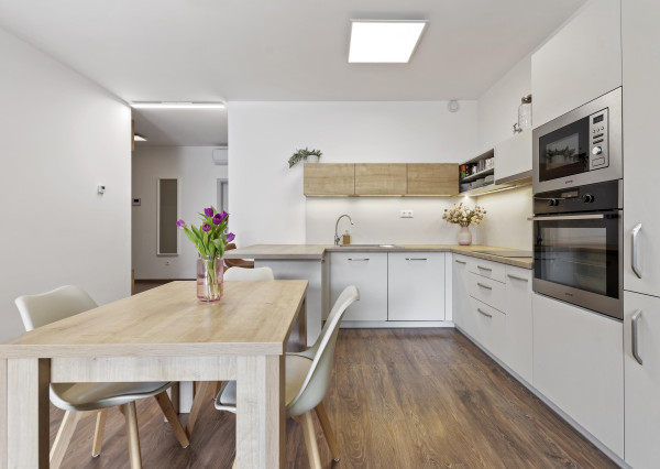 Štýlový 2-izb. byt v Tehelnom poli – 2 balkóny, parkovanie, pivnica v CENE