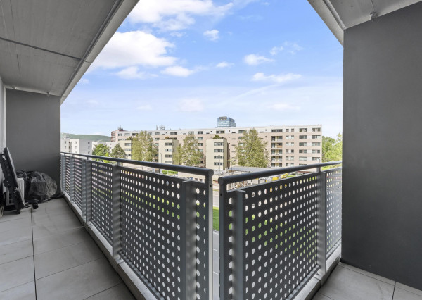 Štýlový 2-izb. byt v Tehelnom poli – 2 balkóny, parkovanie, pivnica v CENE