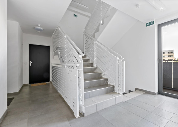 Štýlový 2-izb. byt v Tehelnom poli – 2 balkóny, parkovanie, pivnica v CENE