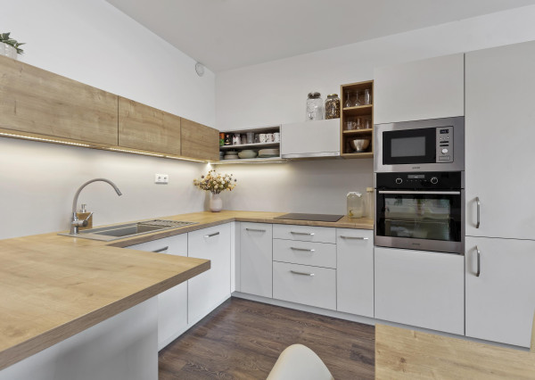 Štýlový 2-izb. byt v Tehelnom poli – 2 balkóny, parkovanie, pivnica v CENE