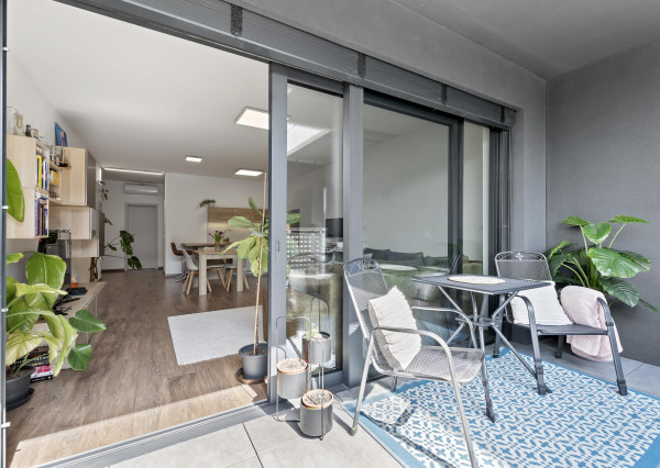 Štýlový 2-izb. byt v Tehelnom poli – 2 balkóny, parkovanie, pivnica v CENE