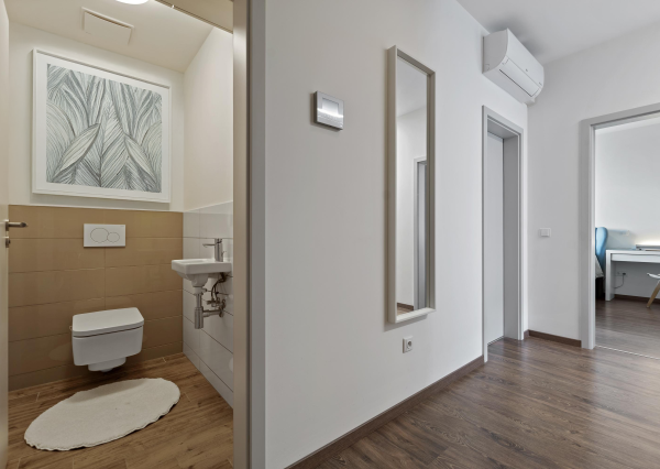 Štýlový 2-izb. byt v Tehelnom poli – 2 balkóny, parkovanie, pivnica v CENE