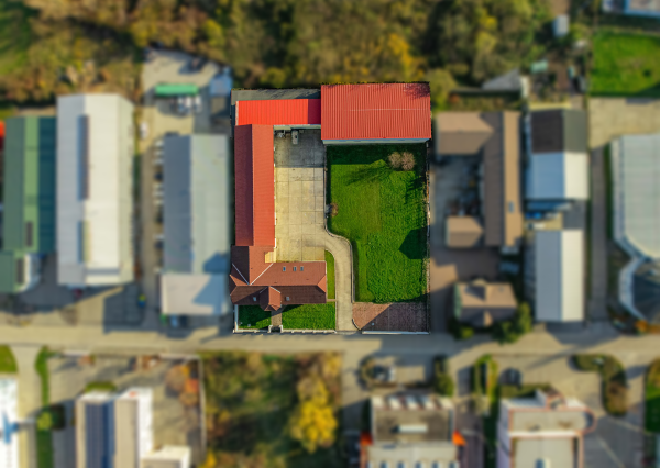 Vhodné ako sídlo firmy. Veľké parkovisko. Možnosť bývania.