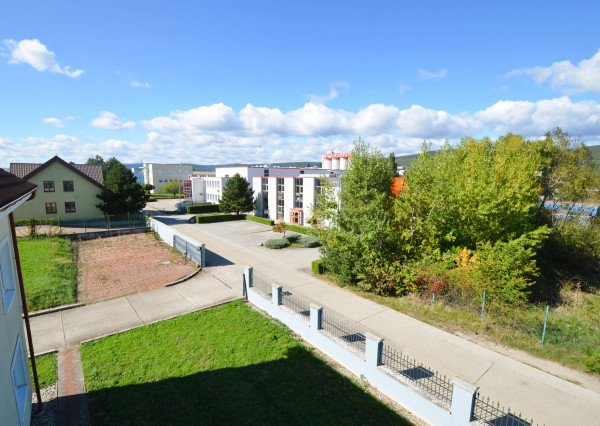 Vhodné ako sídlo firmy. Veľké parkovisko. Možnosť bývania.