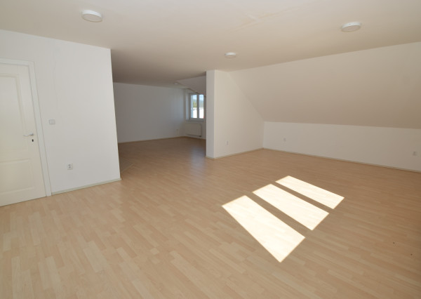 Vhodné ako sídlo firmy. Veľké parkovisko. Možnosť bývania.