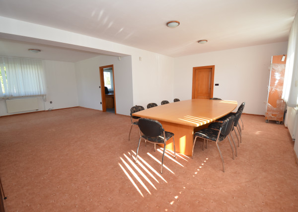 Vhodné ako sídlo firmy. Veľké parkovisko. Možnosť bývania.