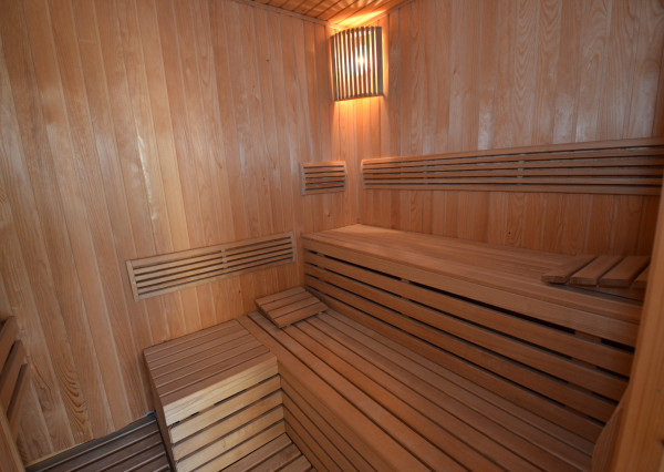 Vhodné ako sídlo firmy. Veľké parkovisko. Možnosť bývania.