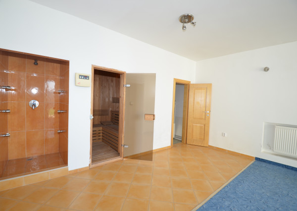 Vhodné ako sídlo firmy. Veľké parkovisko. Možnosť bývania.