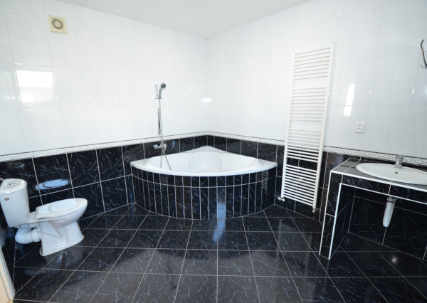 Vhodné ako sídlo firmy. Veľké parkovisko. Možnosť bývania.