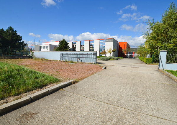 Vhodné ako sídlo firmy. Veľké parkovisko. Možnosť bývania.